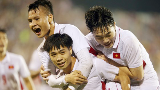 Công Phượng và đồng đội vui mừng sau pha ghi bàn vào lưới Hàn Quốc