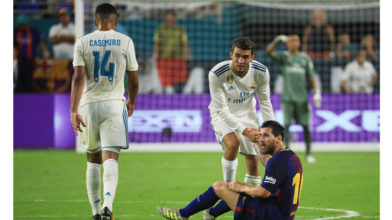 Kovacic nâng Messi đứng dậy sau pha va chạm.