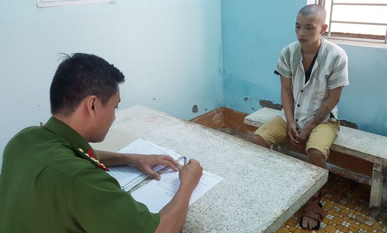 Giả sinh viên siết cổ tài xế xe ôm cướp tài sản giữa ban ngày ảnh 1