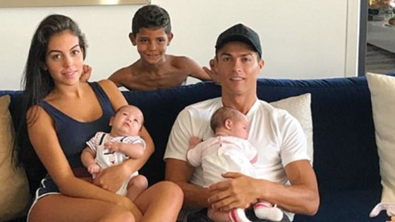 Tấm hình gia đình gây “sốt" của Ronaldo