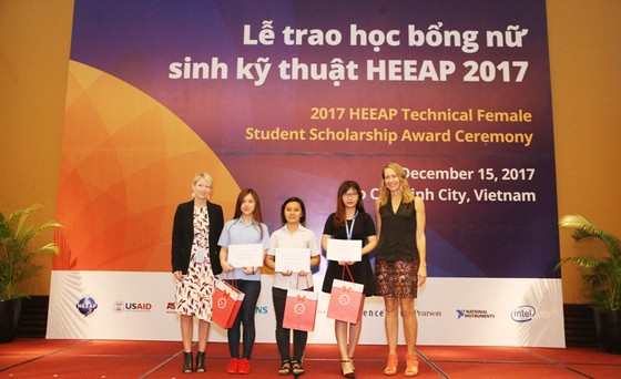 Trao hơn 100 suất học bổng cho nữ sinh viên kỹ thuật ảnh 2