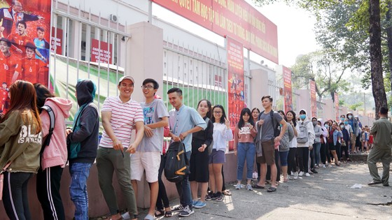 VIDEO: Người hâm mộ xếp hàng dài chờ vé giao lưu U23 Việt Nam   ảnh 1