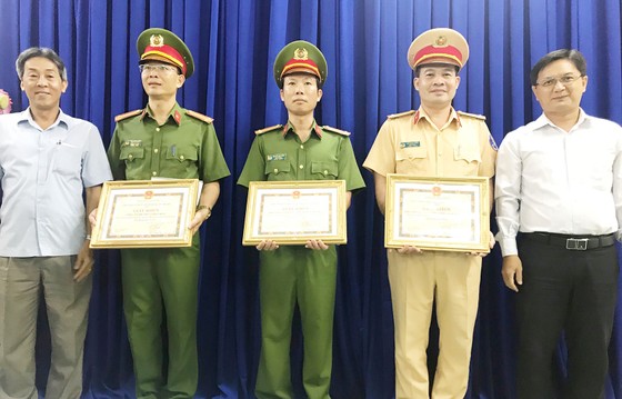 Vụ kẻ cướp bị truy đuổi đâm 2 nam thanh niên trọng thương: Thưởng nóng người dân bắt cướp ảnh 2