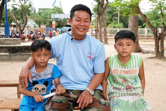 Niềm vui đến trường ở xóm Việt kiều ảnh 1