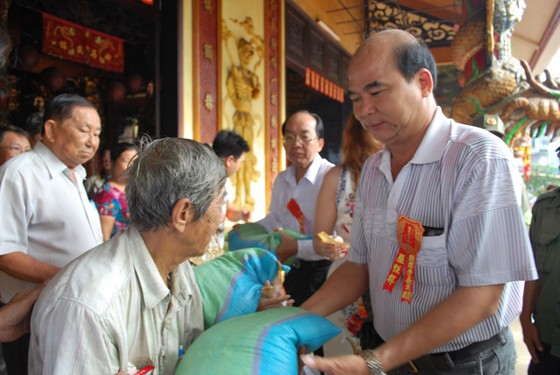 本報向第六及平新郡華人贈送禮物 ảnh 2