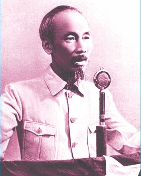距今74年胡志明主席在巴亭廣場宣讀《獨立宣言》。 ảnh 1