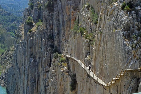 玻璃棧道懸崖吊橋？全球最不可思議的人行步道！ ảnh 1