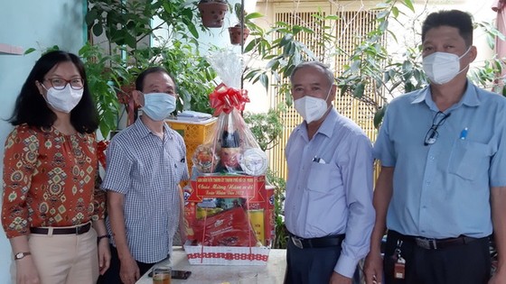民運處領導向李金梅和梁鴻德老幹部拜年 ảnh 1