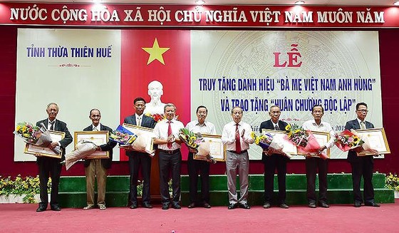 Truy tặng, trao tặng danh hiệu Bà mẹ Việt Nam anh hùng ảnh 2