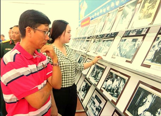 Triển lãm sách - ảnh "Chủ tịch Hồ Chí Minh sống mãi trong sự nghiệp của chúng ta" ảnh 2