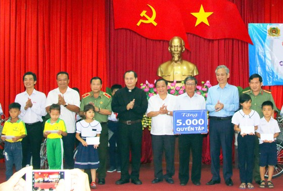 Cần Thơ trao 100 suất học bổng cho học sinh nghèo ảnh 1