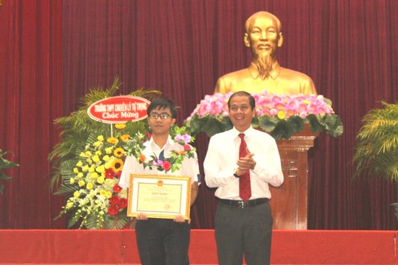 Nguyễn Bá Vinh nhận bằng khen của Chủ tịch UBND TP Cần Thơ ảnh 1