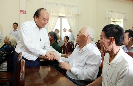 Thủ tướng Nguyễn Xuân Phúc trao quà Tết cho người nghèo ảnh 5