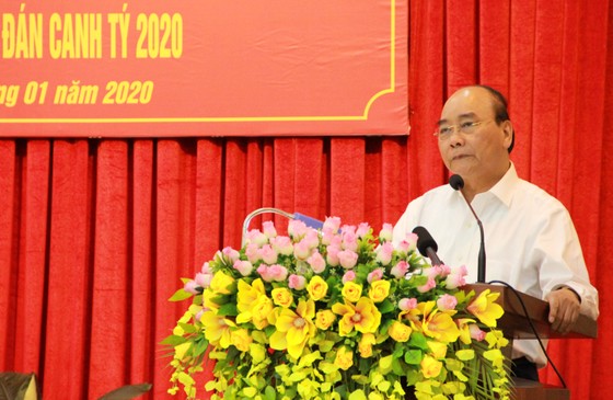 Thủ tướng Nguyễn Xuân Phúc trao quà Tết cho người nghèo ảnh 3