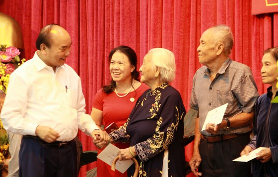 Thủ tướng Nguyễn Xuân Phúc trao quà Tết cho người nghèo ảnh 4