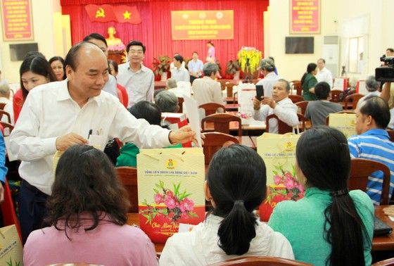Thủ tướng Nguyễn Xuân Phúc trao quà Tết cho người nghèo ảnh 1
