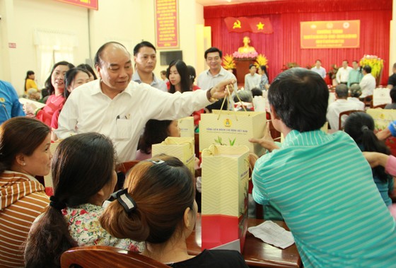 Thủ tướng Nguyễn Xuân Phúc trao quà Tết cho người nghèo ảnh 2