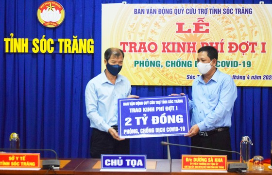 Trao 2 tỷ đồng ủng hộ phòng chống dịch Covid-19 cho Sở Y tế Sóc Trăng ảnh 1