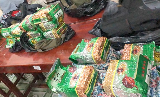 Bắt 2 đối tượng vận chuyển 40kg ma túy đá từ Campuchia về Việt Nam ảnh 2