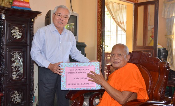Thăm hỏi, chúc mừng lễ Sene Dolta đồng bào Khmer tại Sóc Trăng ảnh 2