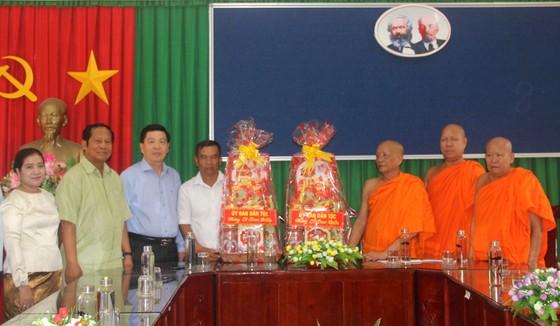 Thăm hỏi, chúc mừng lễ Sene Dolta đồng bào Khmer tại Sóc Trăng ảnh 1