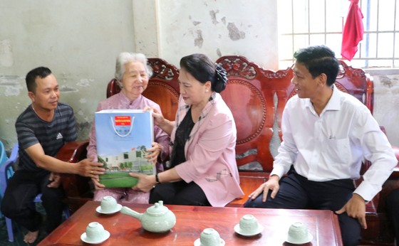 Chủ tịch Quốc hội Nguyễn Thị Kim Ngân thăm cơ sở sản xuất giống lúa ST25 ảnh 6