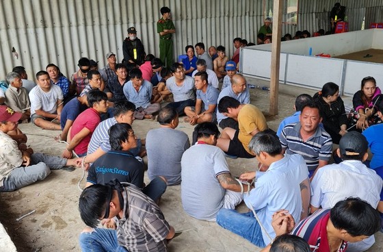 Triệt phá ổ 'đỏ đen' quy mô lớn, thu giữ khoảng 2 tỷ đồng ảnh 1