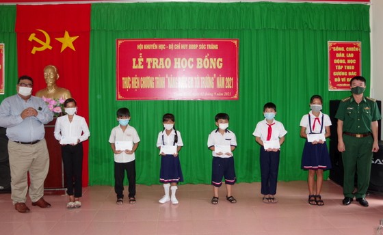 Sóc Trăng trao 200 suất học bổng cho học sinh khó khăn ảnh 1