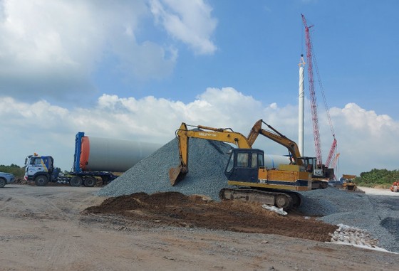 Quyết liệt tháo gỡ các khó khăn, vướng mắc trong thi công điện gió ảnh 2