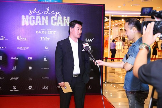 Đạo diễn Kong thân thiết bên Trương Ngọc Ánh ảnh 10