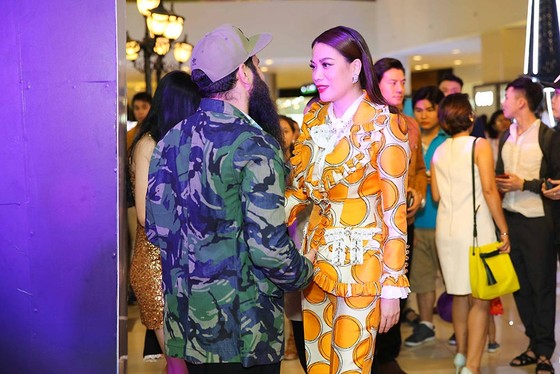 Đạo diễn Kong thân thiết bên Trương Ngọc Ánh ảnh 2