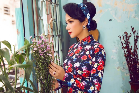 “Người đẹp Tây Đô” khoe nhan sắc không tuổi với áo dài ảnh 1