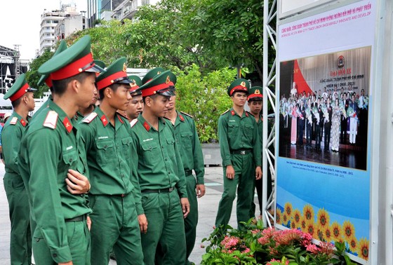 Khai mạc triển lãm 'Công đoàn Việt Nam – 90 năm một chặng đường lịch sử' ảnh 4