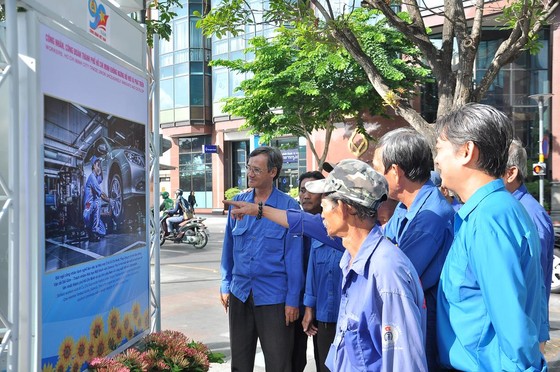 Khai mạc triển lãm 'Công đoàn Việt Nam – 90 năm một chặng đường lịch sử' ảnh 6