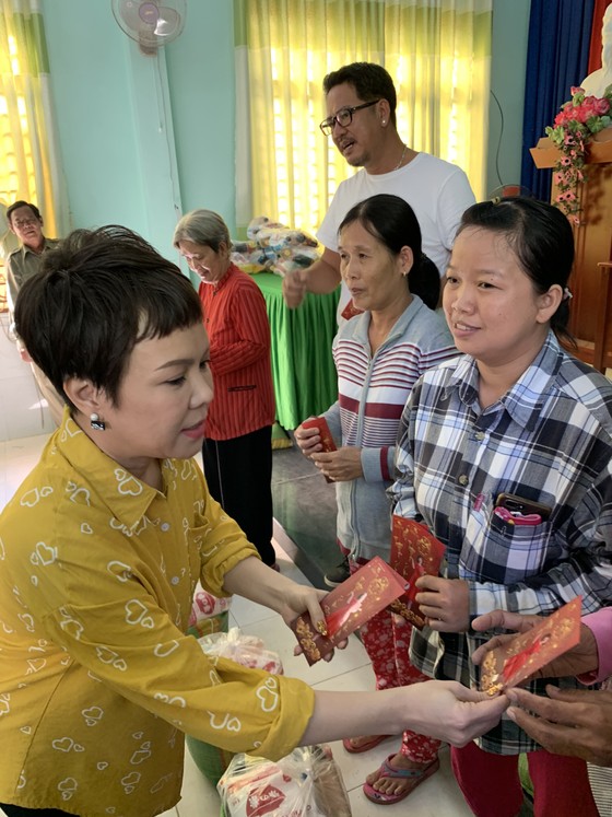 Việt Hương mang Tết sớm đến cho bà con nghèo ảnh 1