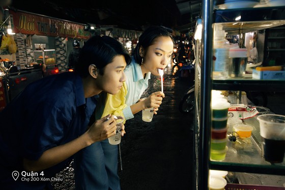Cặp đôi 'Sài Gòn trong cơn mưa' chụp ảnh “check in” khắp thành phố ảnh 1