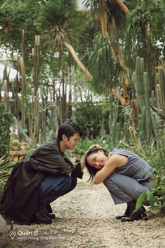 Cặp đôi 'Sài Gòn trong cơn mưa' chụp ảnh “check in” khắp thành phố ảnh 5