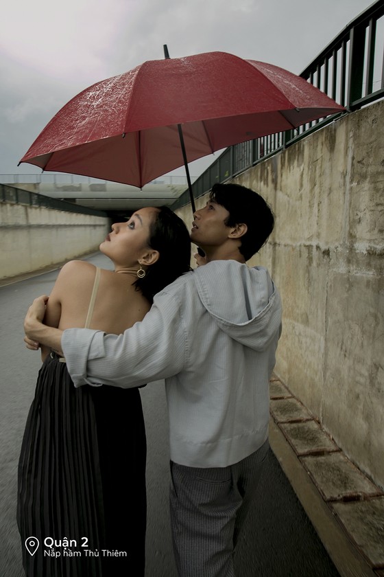 Cặp đôi 'Sài Gòn trong cơn mưa' chụp ảnh “check in” khắp thành phố ảnh 11