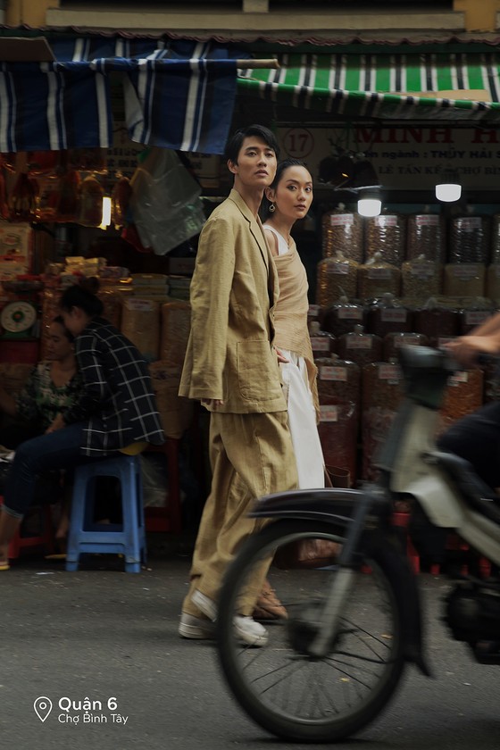 Cặp đôi 'Sài Gòn trong cơn mưa' chụp ảnh “check in” khắp thành phố ảnh 14