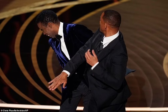 Will Smith nói lời xin lỗi sau khi tát Chris Rock trên sân khấu Oscar ảnh 2