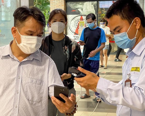 Siêu thị, cửa hàng không có cảnh chen lấn, gom hàng trong ngày 'bình thường mới' ảnh 1
