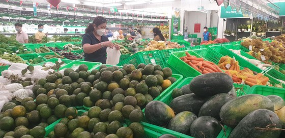 Siêu thị, cửa hàng không có cảnh chen lấn, gom hàng trong ngày 'bình thường mới' ảnh 6