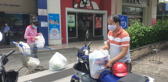 Siêu thị, cửa hàng không có cảnh chen lấn, gom hàng trong ngày 'bình thường mới' ảnh 4