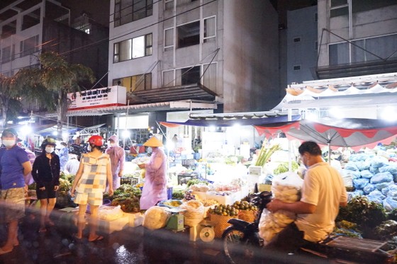 Cảnh mua bán nhộn nhịp giữa đêm ngay trước cổng, lối vào chợ đầu mối Bình Điền
