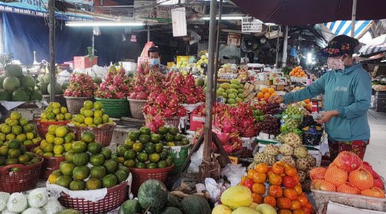 Sức mua yếu, chợ, siêu thị hoạt động khó khăn ảnh 1