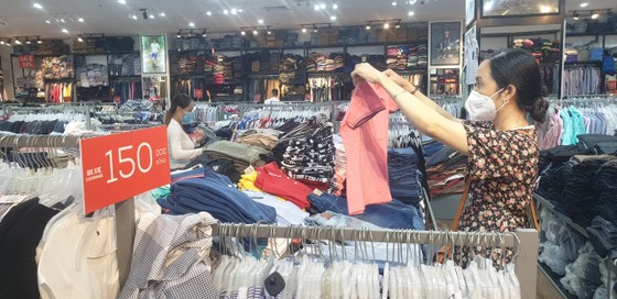 TPHCM: Doanh nghiệp đồng loạt khuyến mại, sức mua tăng nhẹ ảnh 3