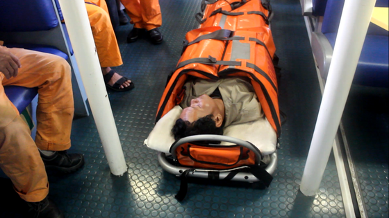 Tàu SAR 412 cứu nạn kịp thời ngư dân bị đau ruột thừa ở vùng biển Hoàng Sa  ảnh 2