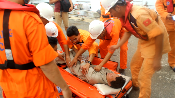 Tàu SAR 412 cứu nạn kịp thời ngư dân bị đau ruột thừa ở vùng biển Hoàng Sa  ảnh 1