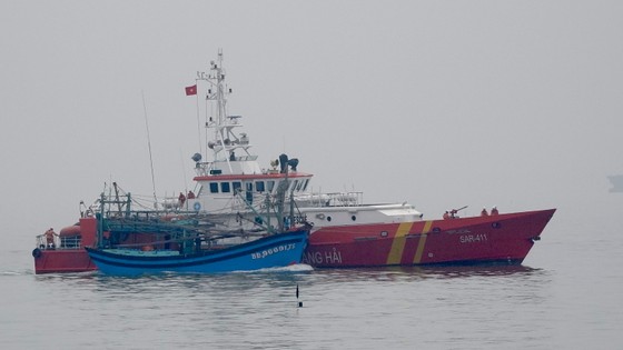 Tàu SAR 411 cứu 7 ngư dân cùng tàu cá Bình Định gặp nạn trên biển  ảnh 1