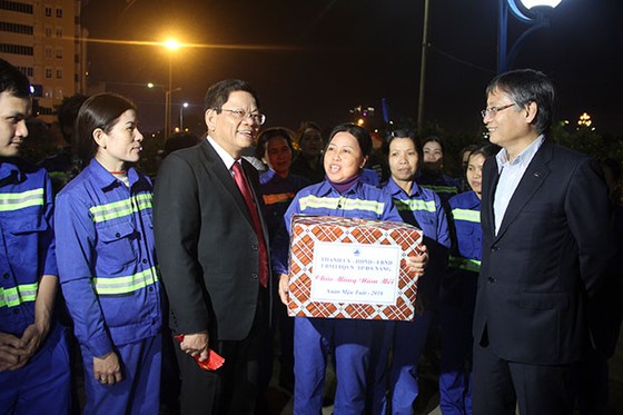 Lãnh đạo TP Đà Nẵng đi thăm và chúc tết các đơn vị "trực chiến" đêm giao thừa ảnh 1